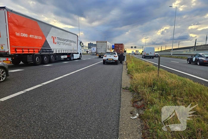 Automobilist botst tegen vrachtwagen tijdens invoegen