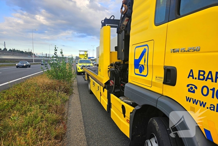 Automobilist botst tegen vrachtwagen tijdens invoegen