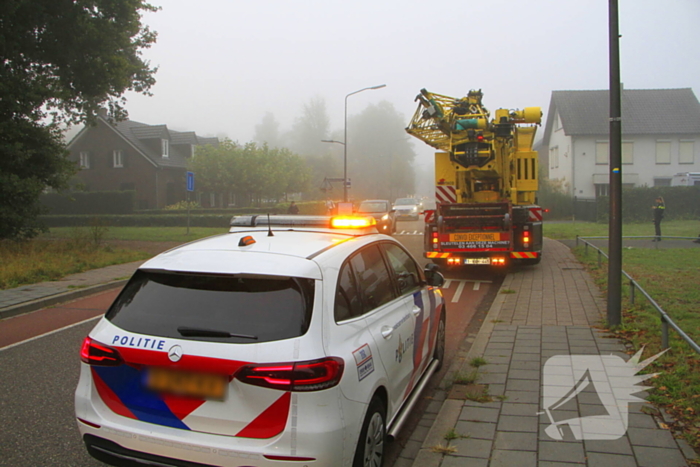 Spoorbrug geraakt door torenkraan