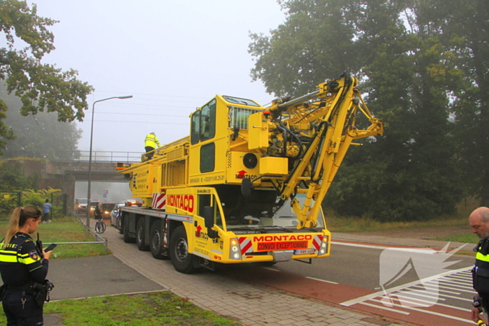 Spoorbrug geraakt door torenkraan