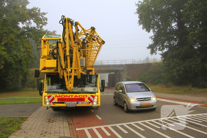 Spoorbrug geraakt door torenkraan