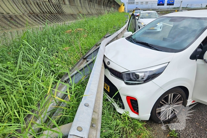 Zware schade na ongeval met twee auto's