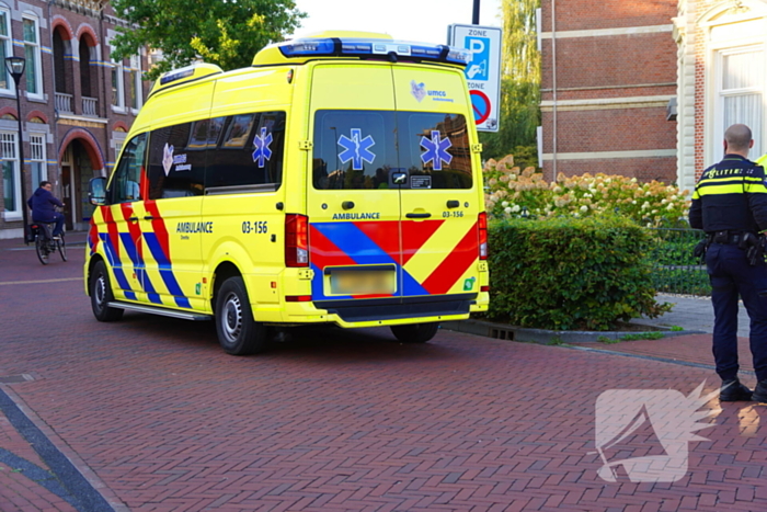 Racefietser en auto in aanrijding