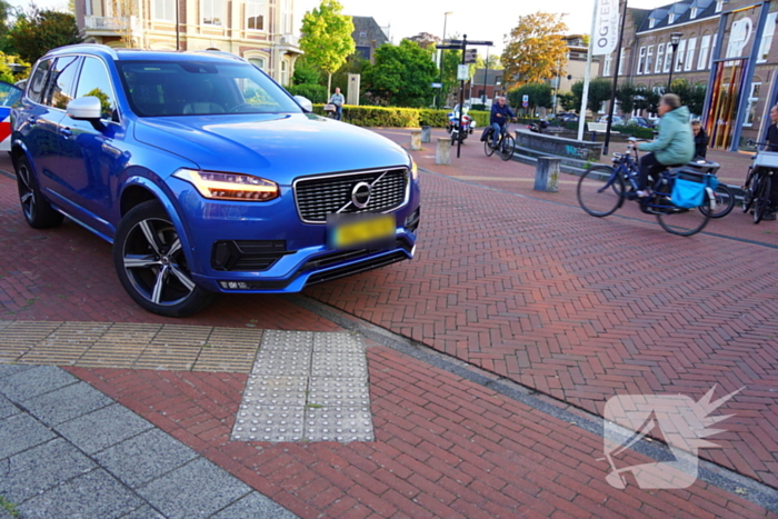 Racefietser en auto in aanrijding