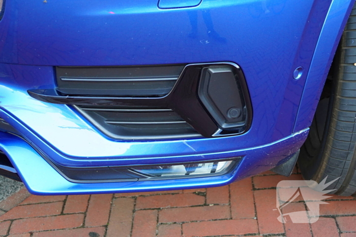 Racefietser en auto in aanrijding