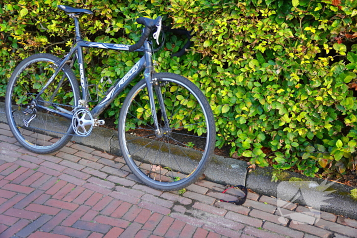 Racefietser en auto in aanrijding