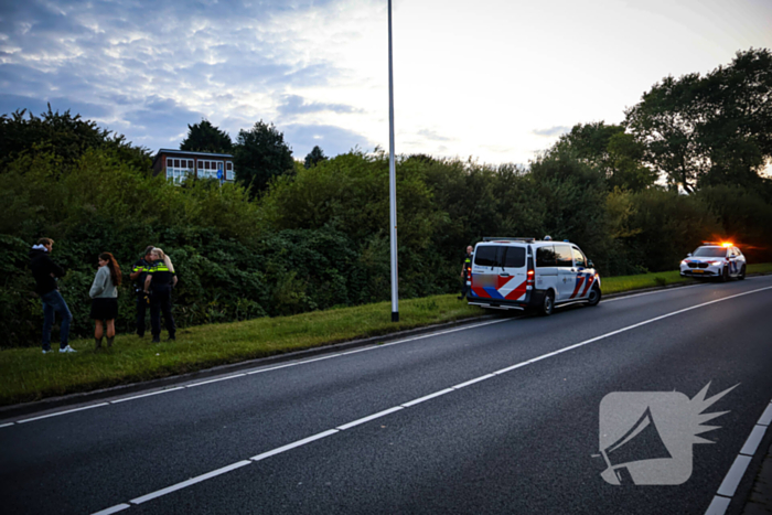 Motorrijder vliegt uit bocht, motor belandt in sloot