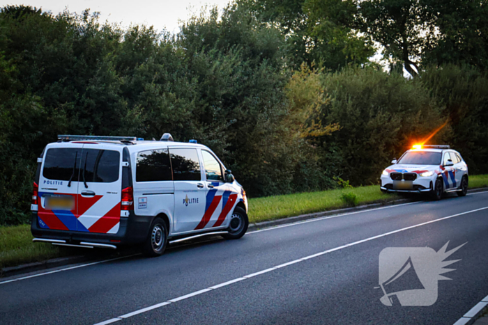 Motorrijder vliegt uit bocht, motor belandt in sloot