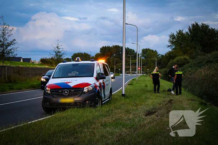 Motorrijder vliegt uit bocht, motor belandt in sloot