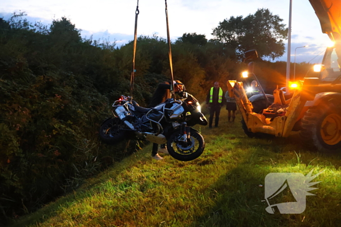 Motorrijder vliegt uit bocht, motor belandt in sloot