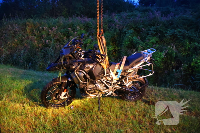 Motorrijder vliegt uit bocht, motor belandt in sloot