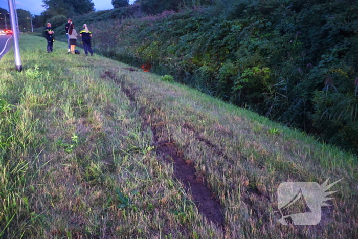 Motorrijder vliegt uit bocht, motor belandt in sloot