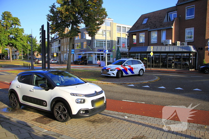 Fietsster aangereden door automobilist tijdens oversteken