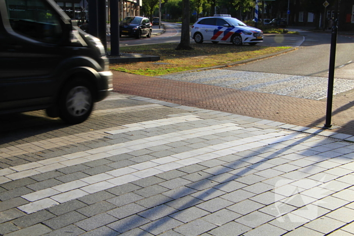 Fietsster aangereden door automobilist tijdens oversteken