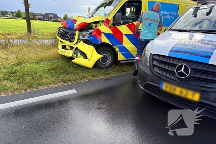 Botsing met ambulance veroorzaakt schade