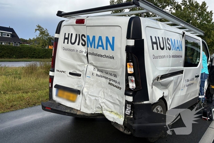 Botsing met ambulance veroorzaakt schade