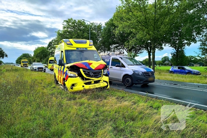 Botsing met ambulance veroorzaakt schade