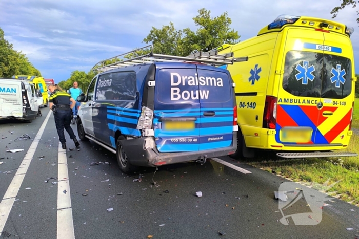 Botsing met ambulance veroorzaakt schade