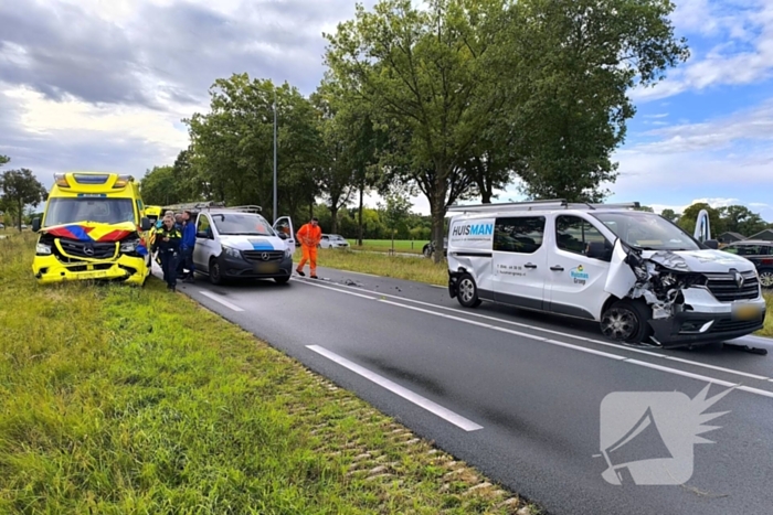 Botsing met ambulance veroorzaakt schade
