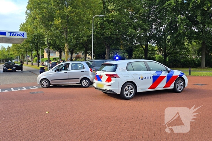 Twee auto's botsen op kruising
