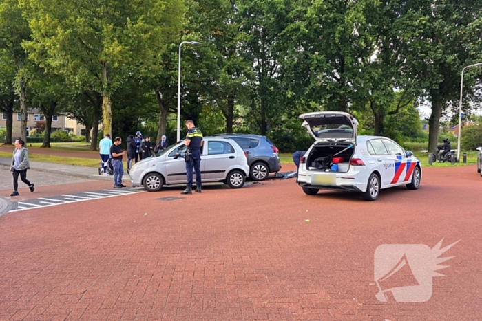 Twee auto's botsen op kruising