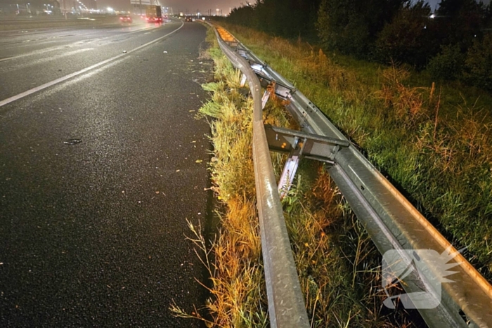 Auto botst tegen vangrail op snelweg