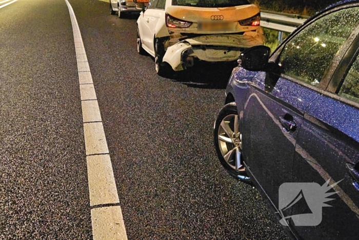 Auto botst tegen vangrail op snelweg