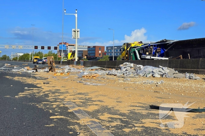 Vrachtwagen ongeval zorgt voor verkeerschaos