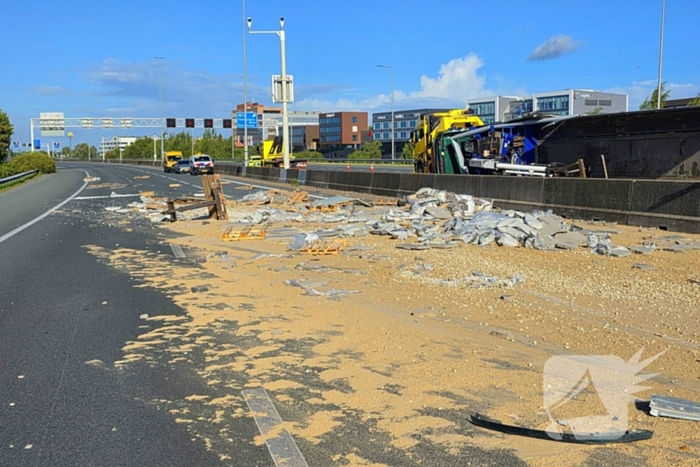 Vrachtwagen ongeval zorgt voor verkeerschaos