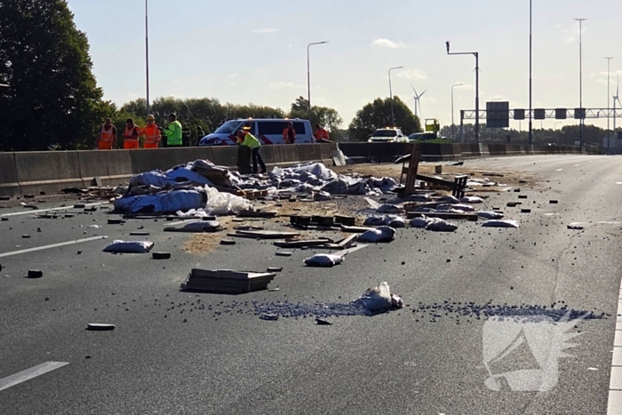Vrachtwagen ongeval zorgt voor verkeerschaos