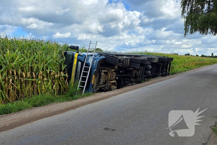 Vrachtwagen kantelt na uitwijkmanoeuvre