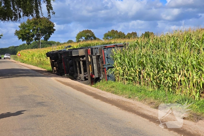 Vrachtwagen kantelt na uitwijkmanoeuvre