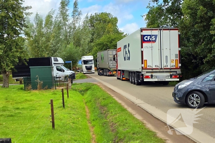 Vrachtwagen kantelt na uitwijkmanoeuvre