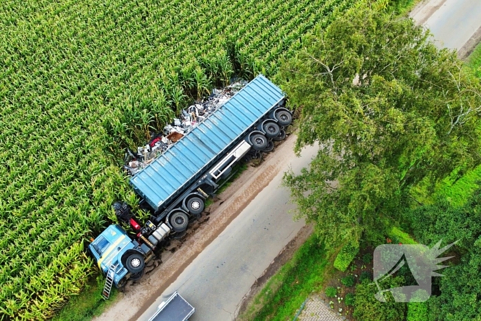 Vrachtwagen kantelt na uitwijkmanoeuvre
