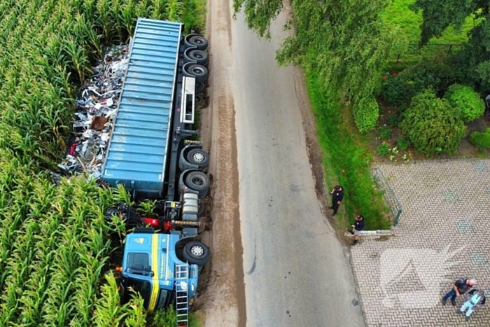 Vrachtwagen kantelt na uitwijkmanoeuvre