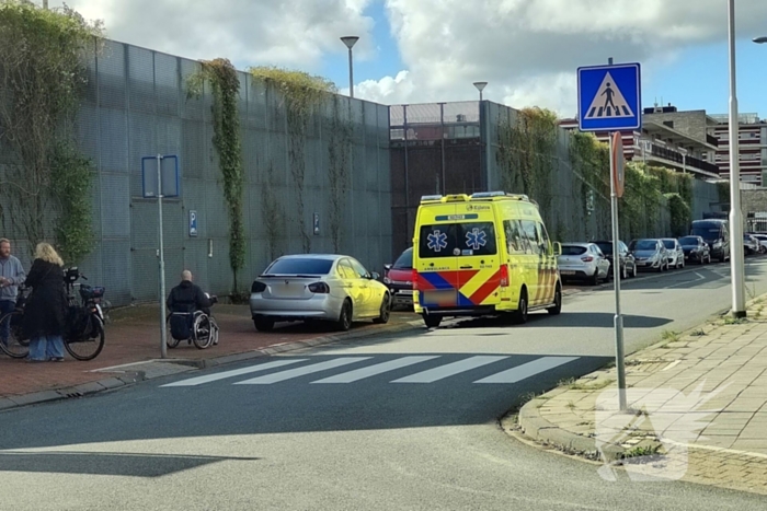 Voetganger gewond naar ziekenhuis