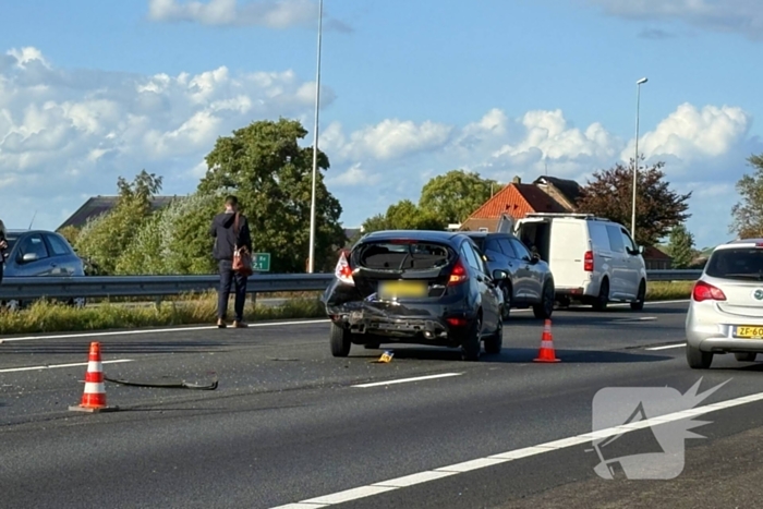 Meerdere voertuigen botsen op snelweg