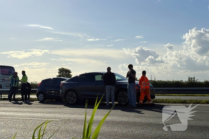 Meerdere voertuigen botsen op snelweg