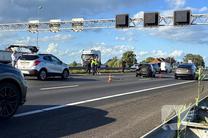 Meerdere voertuigen botsen op snelweg