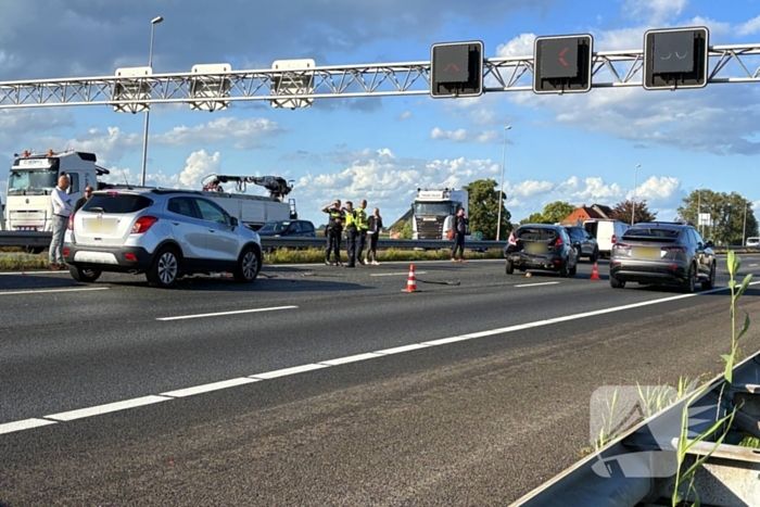Meerdere voertuigen botsen op snelweg