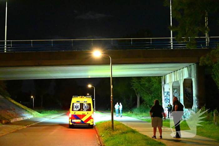 Berm bezaaid met spullen na incident