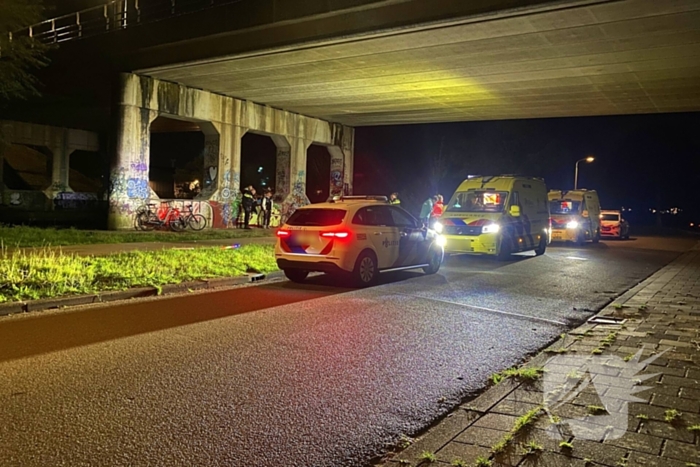 Berm bezaaid met spullen na incident