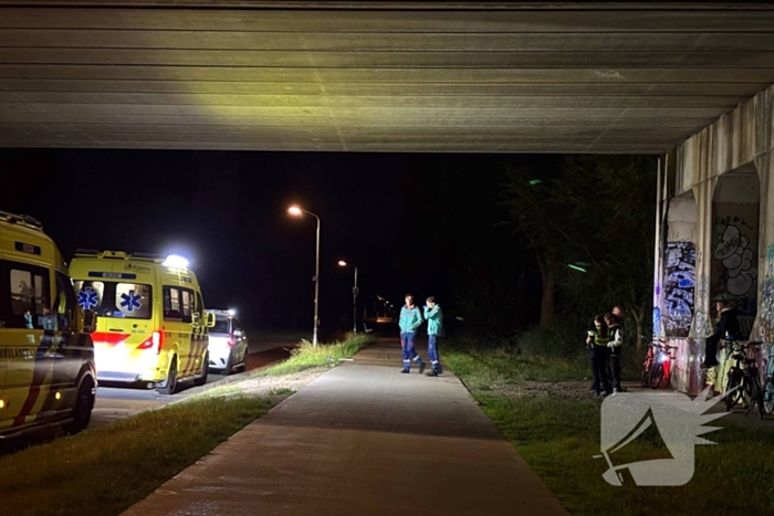 Berm bezaaid met spullen na incident