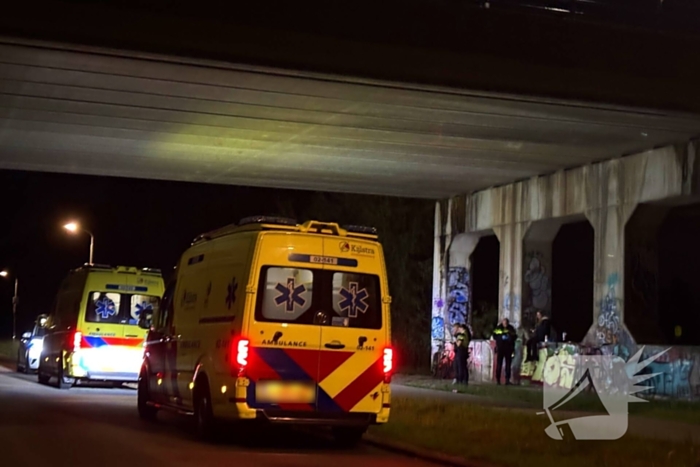 Berm bezaaid met spullen na incident