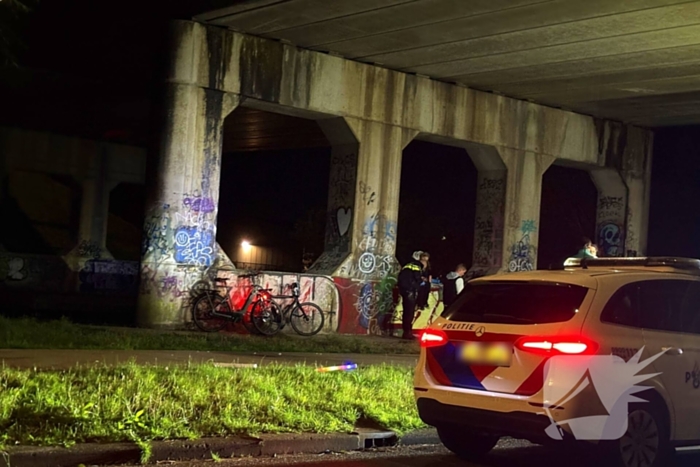 Berm bezaaid met spullen na incident