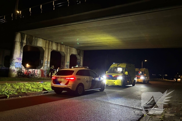 Berm bezaaid met spullen na incident