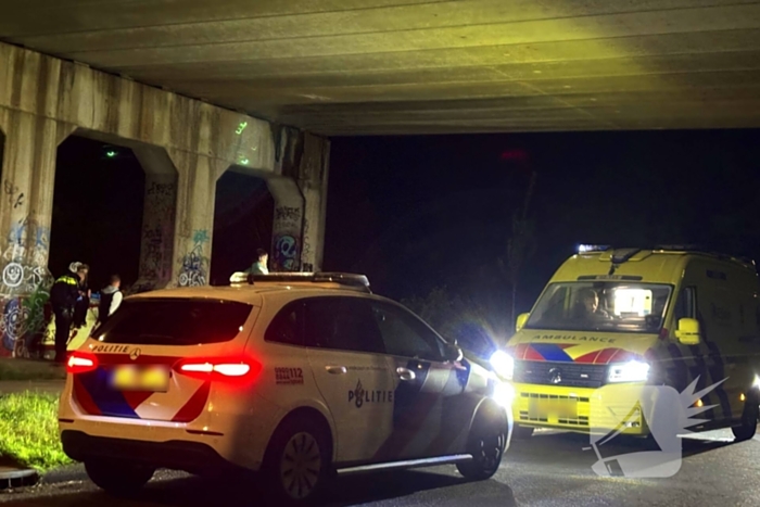 Berm bezaaid met spullen na incident