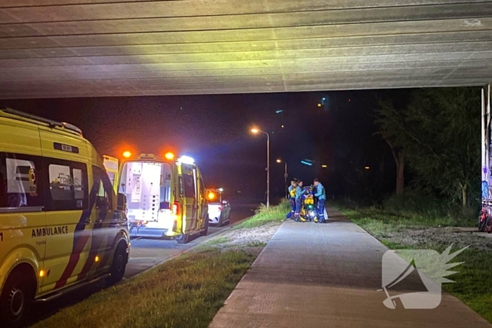 Berm bezaaid met spullen na incident