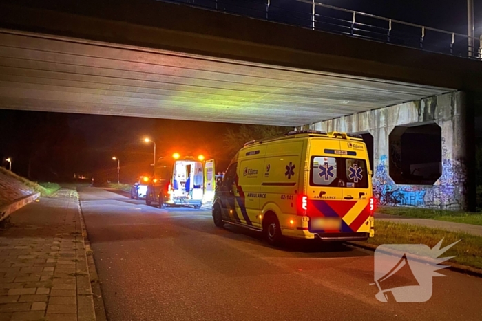 Berm bezaaid met spullen na incident