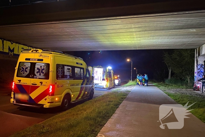 Berm bezaaid met spullen na incident